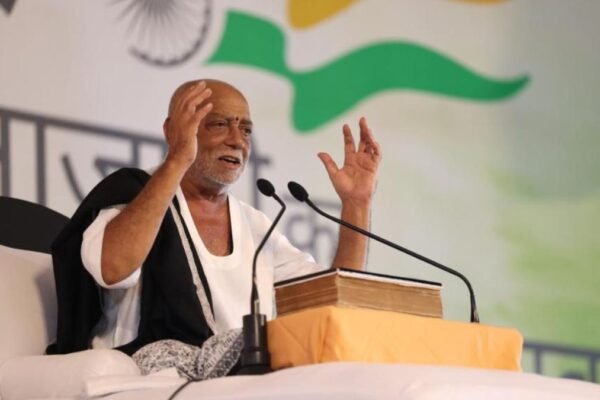 Morari Bapu Extends a Unifying Call to Sanatan Dharma Saints for the Kumbh Mela